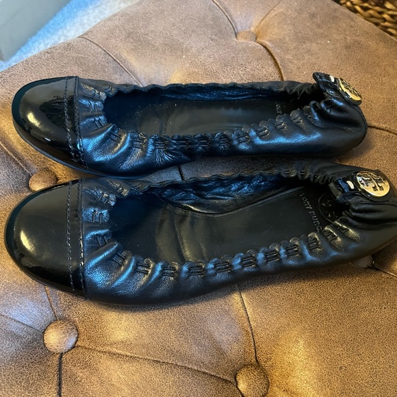 Tory Burch Abbey Black Leather Patent Metallic Toe Logo Ballet Flats, 7.5 - Picture 3 of 6